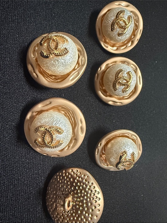 The Unbranded Brand Jewelry - Gold and Pearl Logo Buttons / Brooches Set